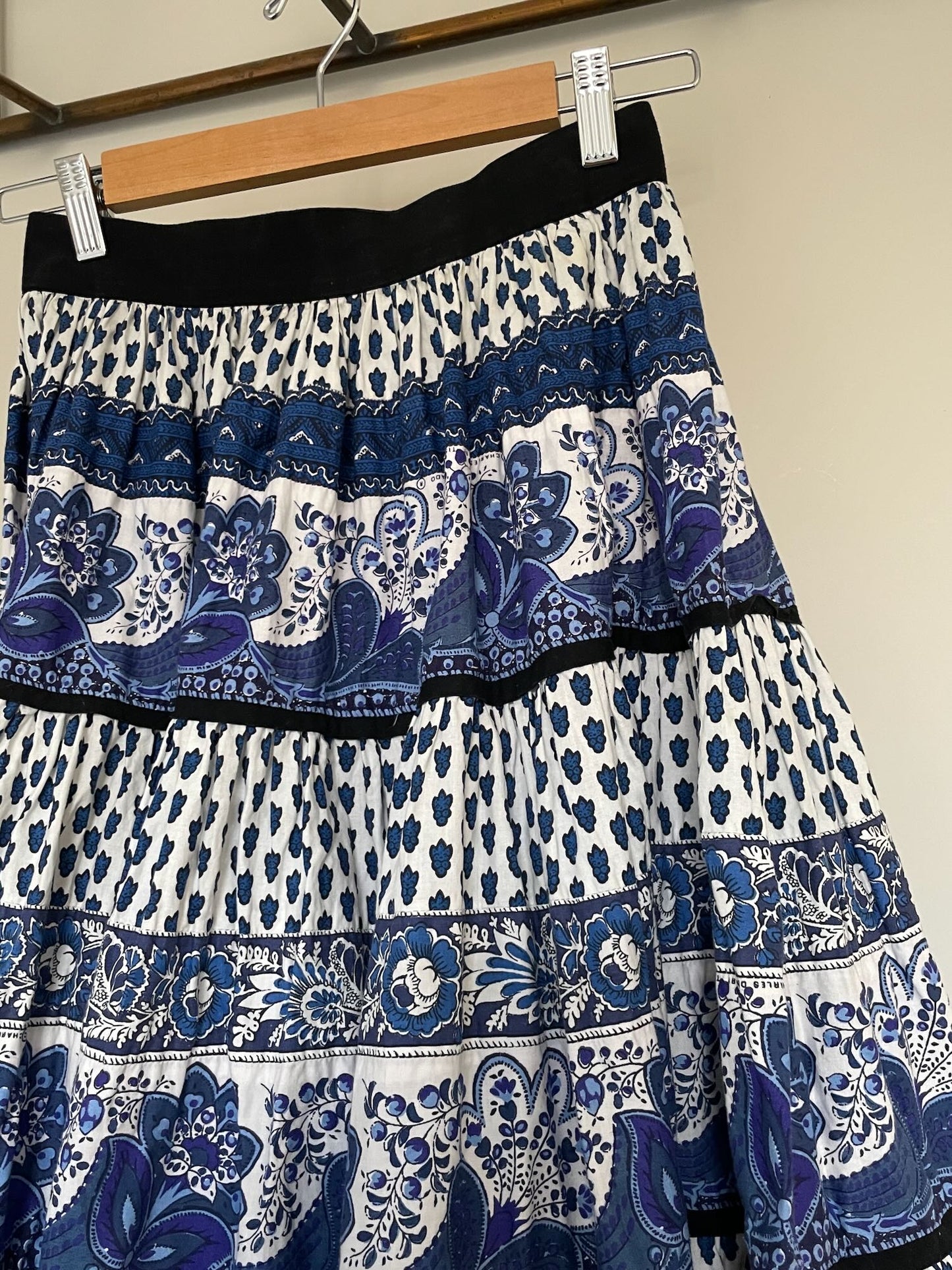 
                  
                    blue white frilled skirt souleiado full summer provencal prints mid length small japan us 2 pretty
                  
                