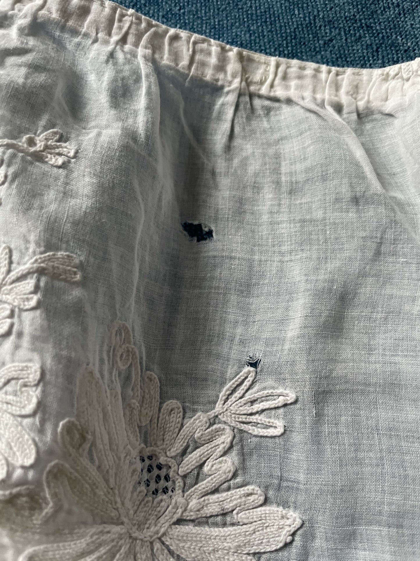 
                  
                    antique french cantonniere pelmet cornelys crewel work window treatment white lace
                  
                