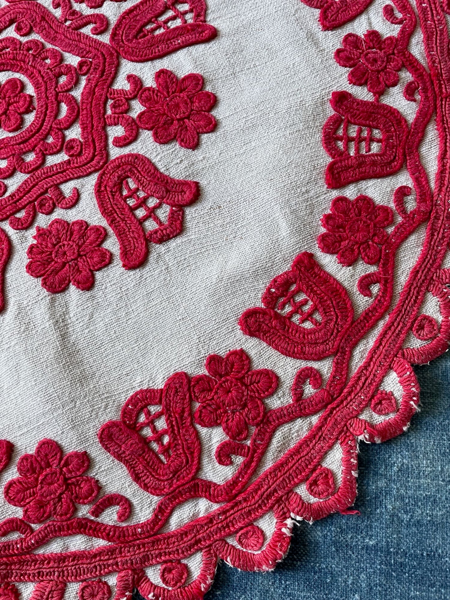 
                  
                    Vintage Irasos Embroidery  Round
                  
                
