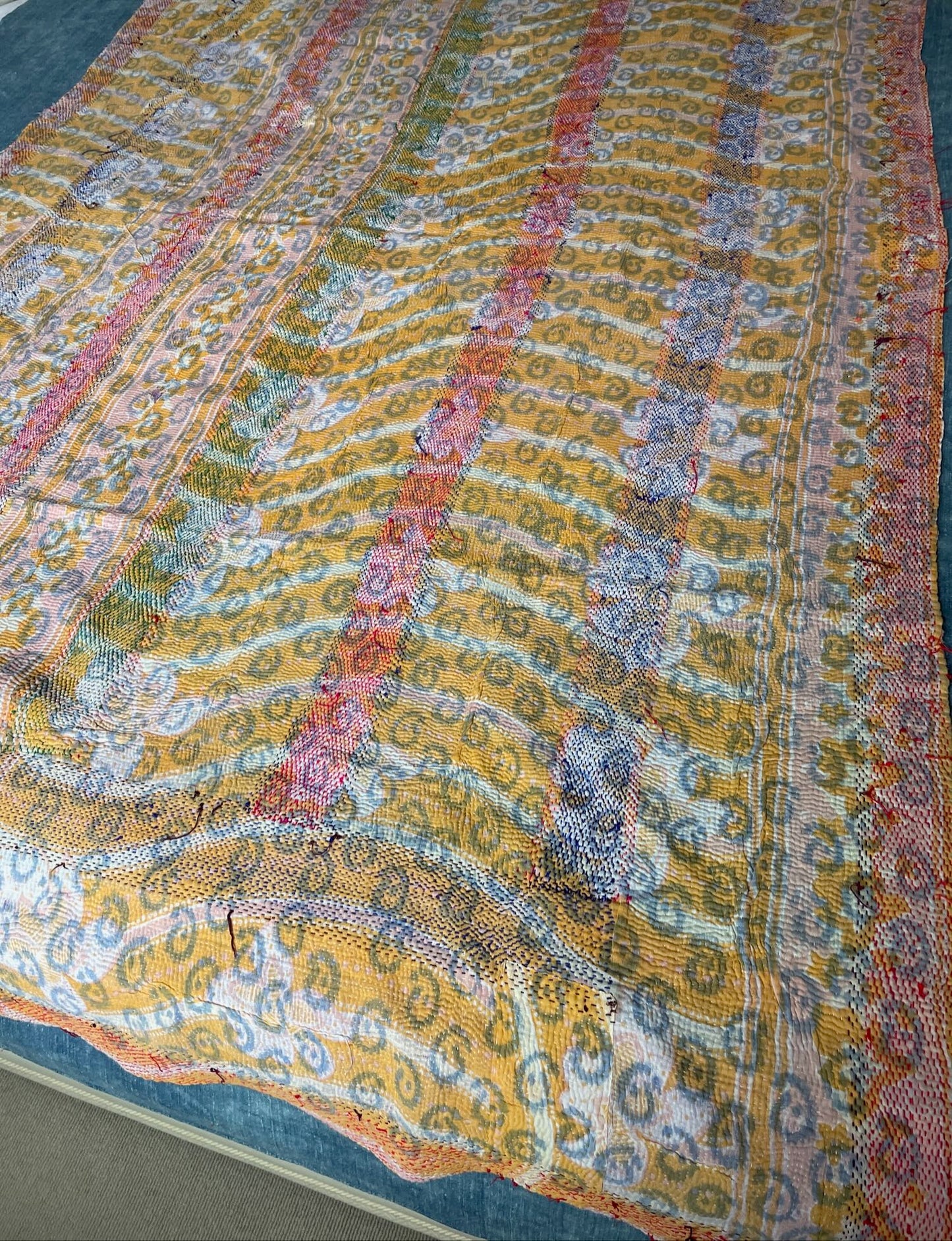 
                  
                    white red blue embroidered kantha quilt block print floral bedspread washable comforter double
                  
                