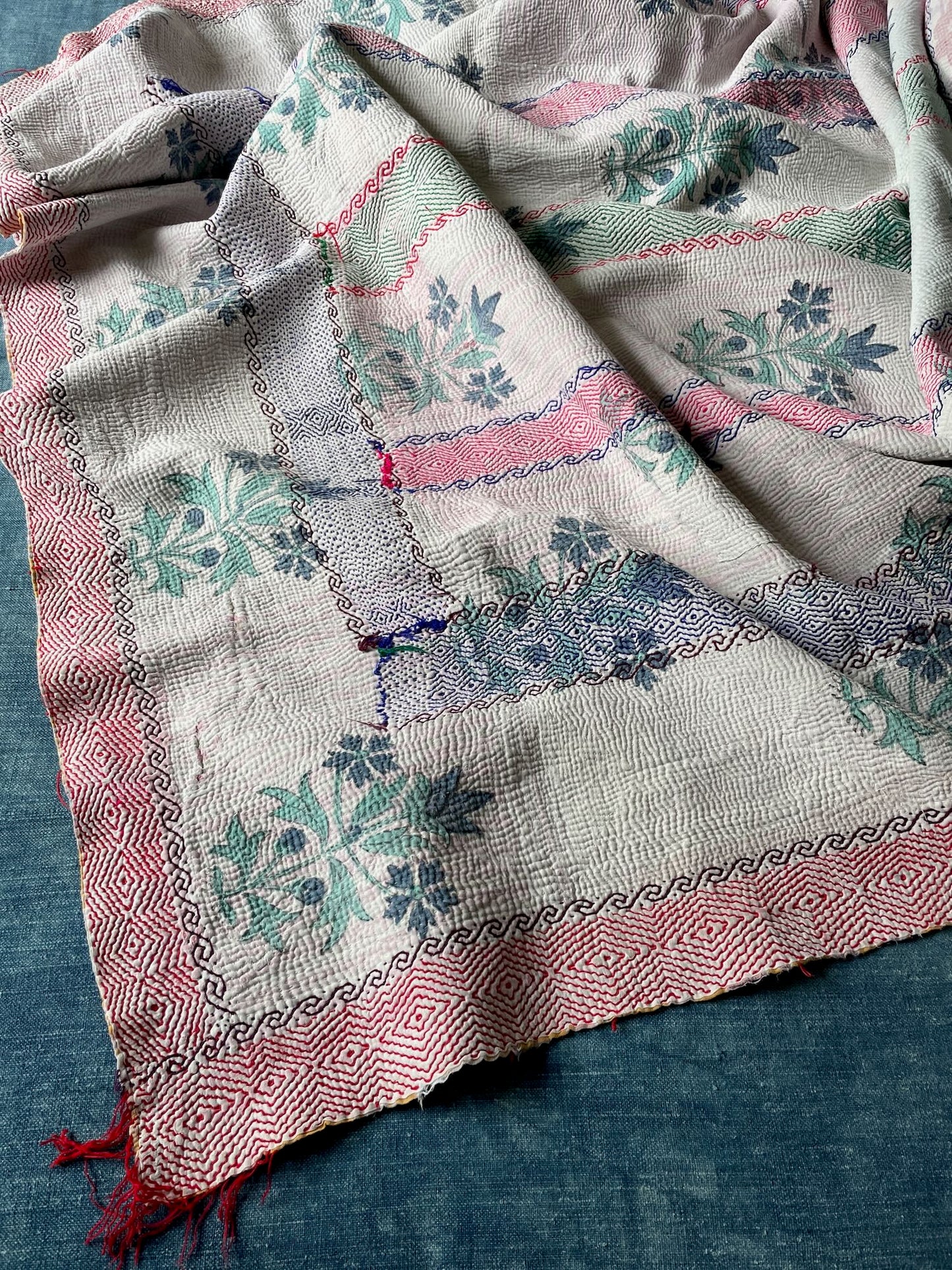 
                  
                    white red blue embroidered kantha quilt block print floral bedspread washable comforter single
                  
                