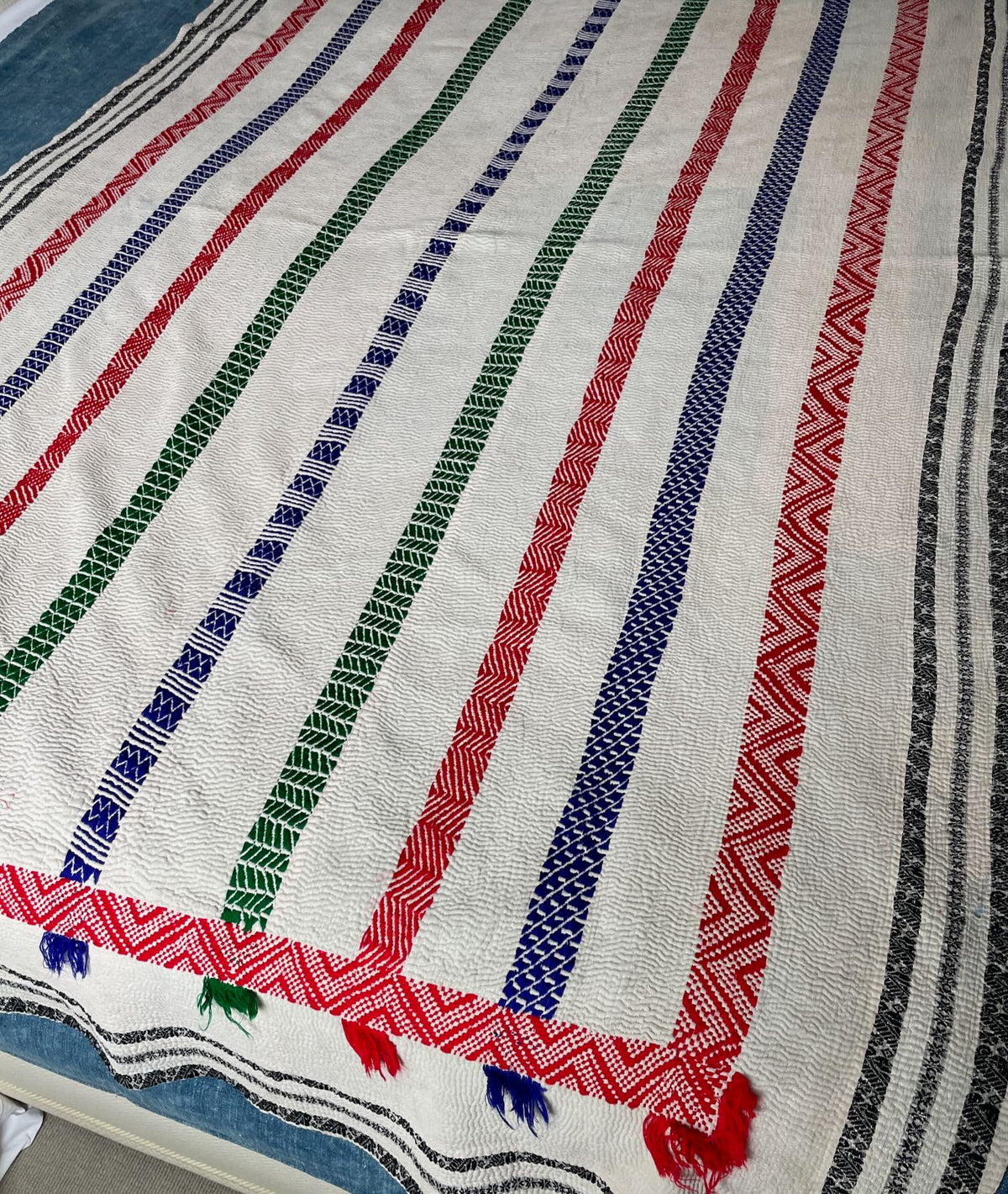 
                  
                    white embroidered kantha quilt cotton single bedspread washable comforter handstitched throw
                  
                
