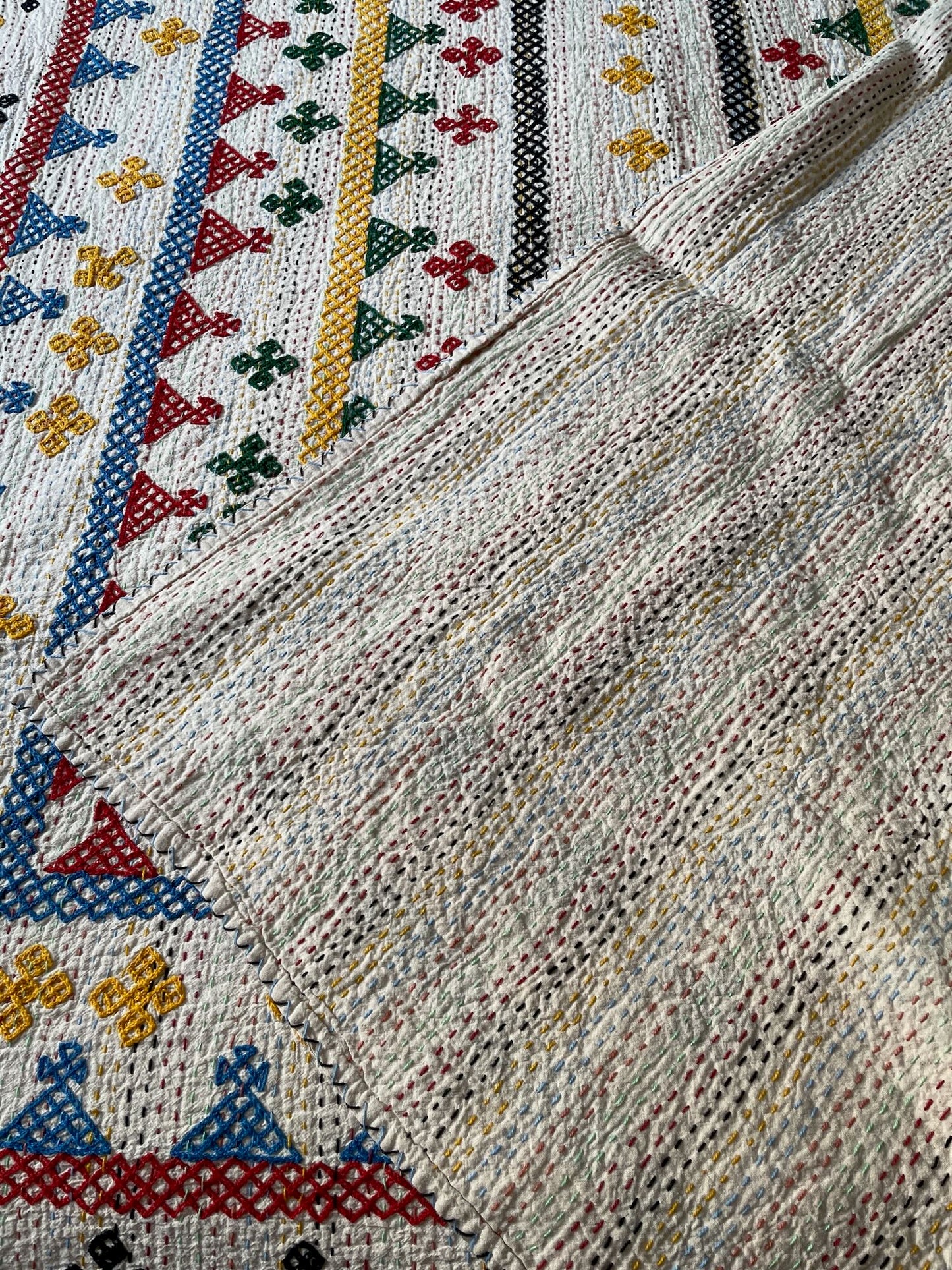 
                  
                    red blue green yellow embroidered quilt single cotton cream background kids bedspread washable
                  
                