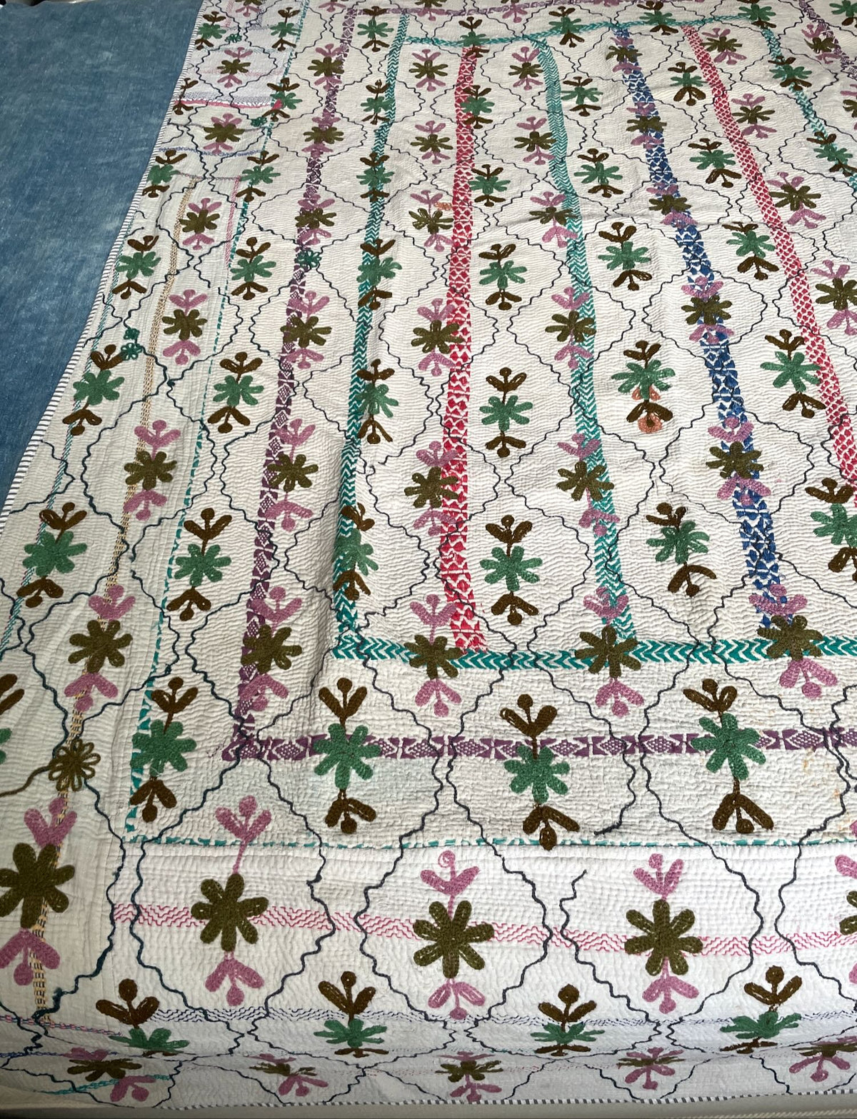 
                  
                    white pink green embroidered bedspread vintage kantha quilt cotton comforter washable sofa throw
                  
                