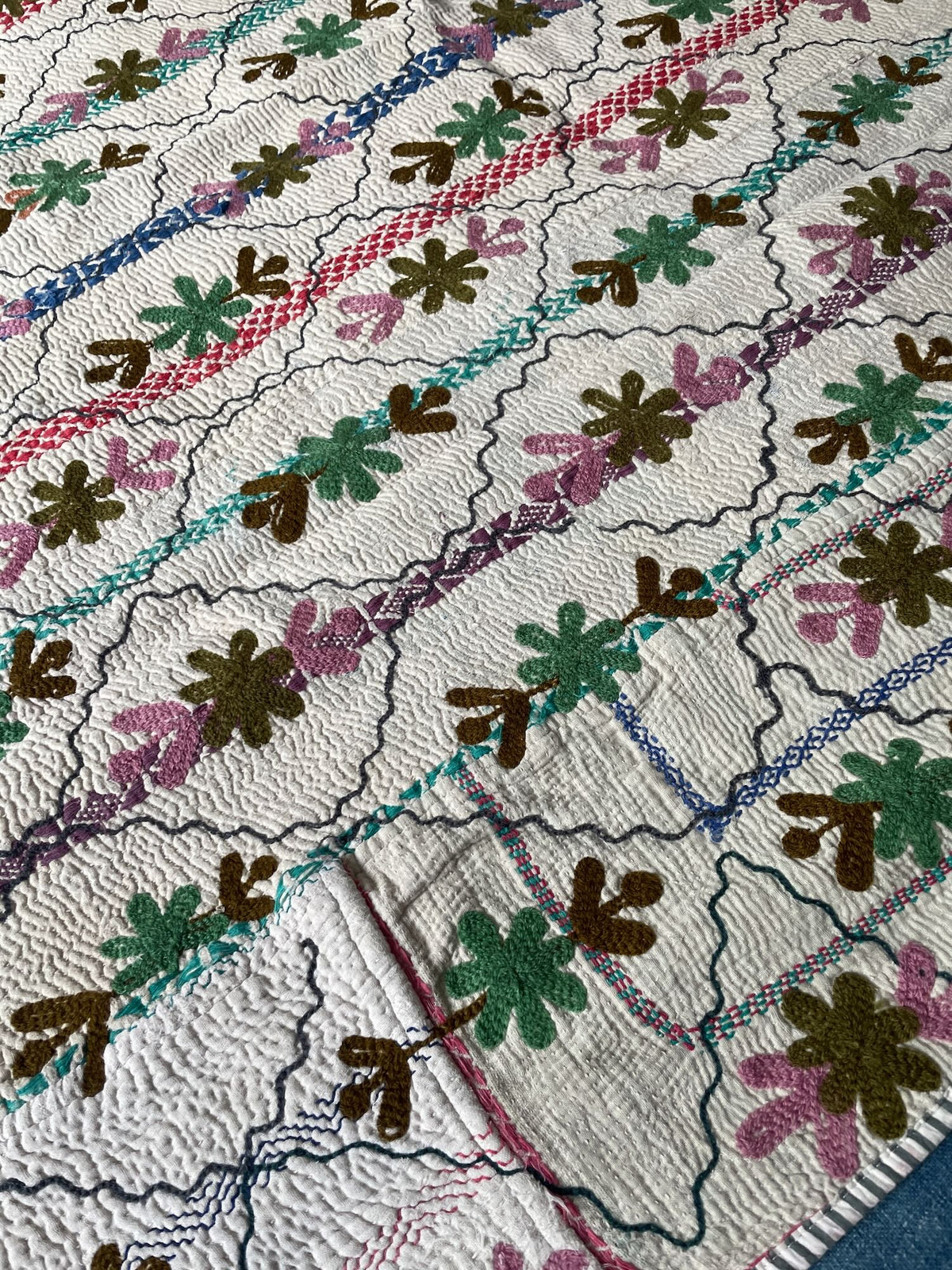 
                  
                    white pink green embroidered bedspread vintage kantha quilt cotton comforter washable sofa throw
                  
                