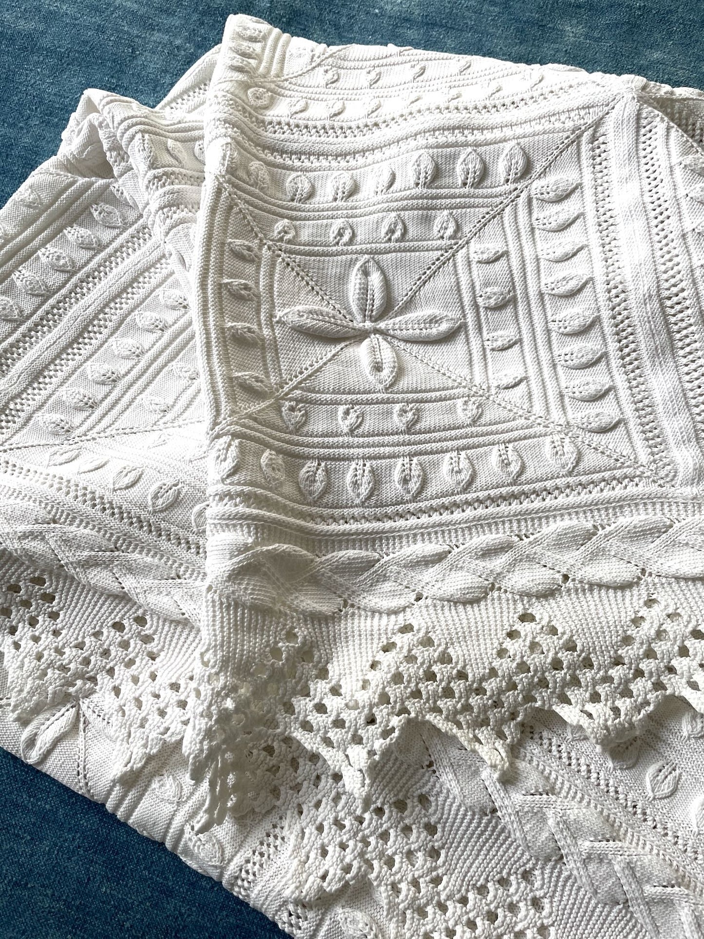 
                  
                    white cotton knitted french bedcover coverlet comforter vintage hand made double single
                  
                