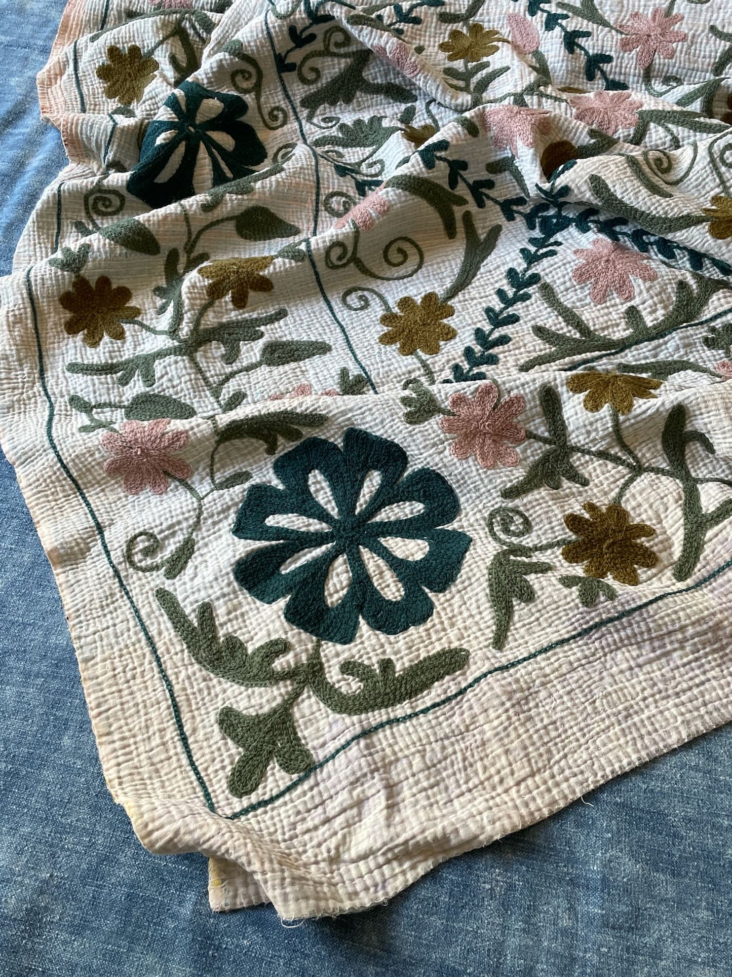 white blue pink suzani quilt kantha bedspread sofa throw cotton comforter embroidered washable