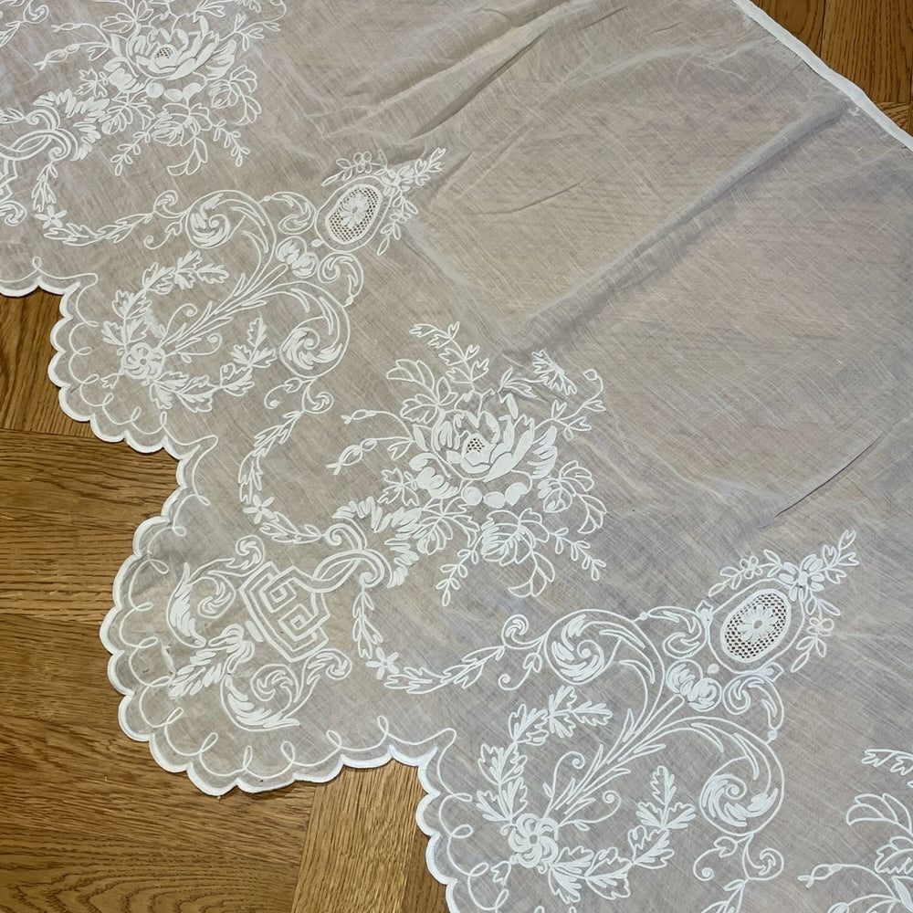 
                  
                    long embroidered pelmet rideau de cornelys antique french cantonniere white fine cotton 
                  
                