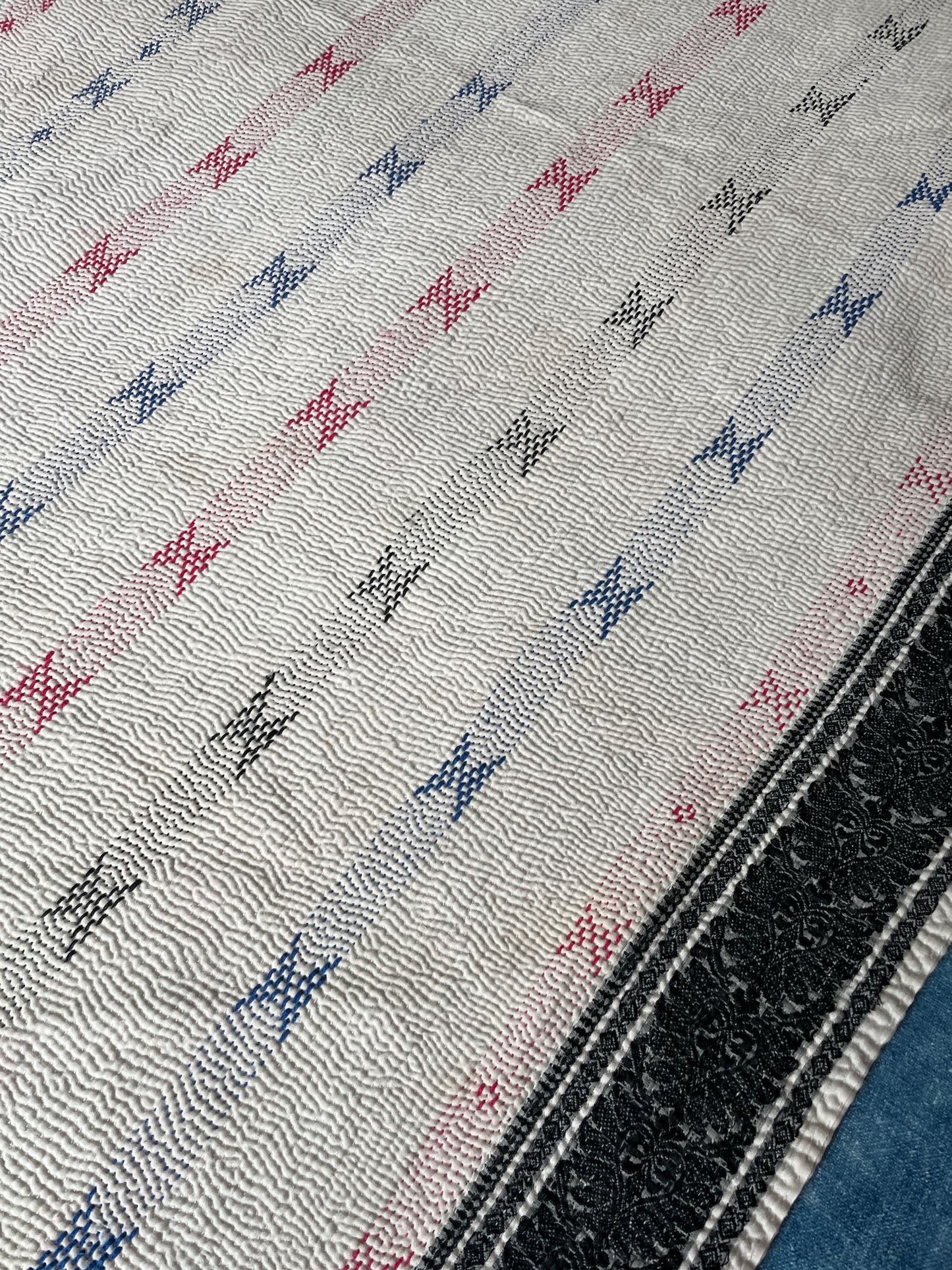 
                  
                    white red blue embroidered kantha quilt bedspread cotton comforter sofa throw washable
                  
                