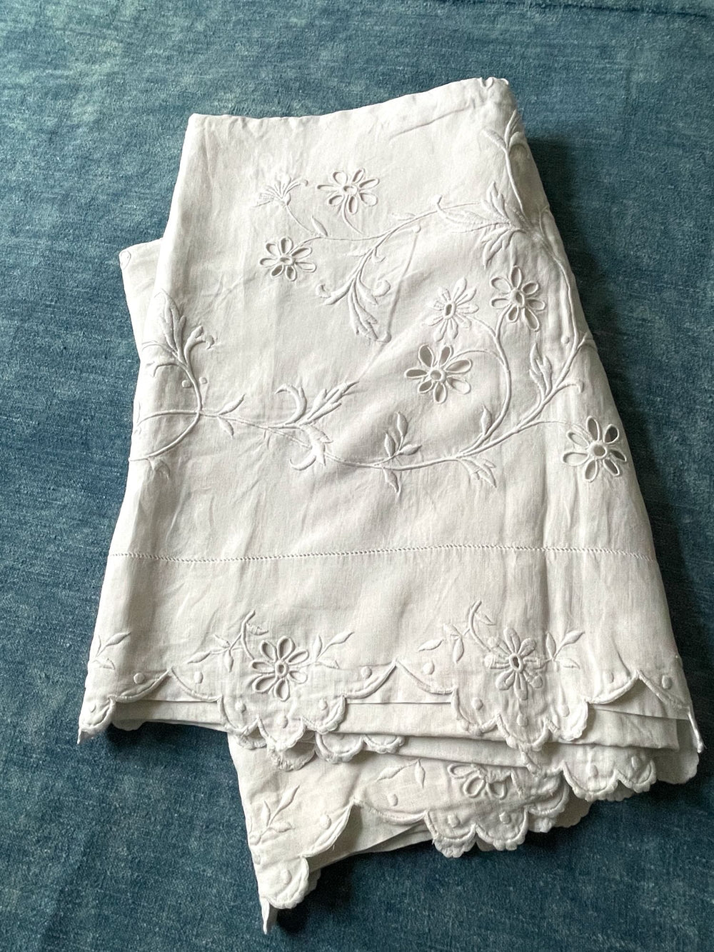 antique linen sheet bed single double scalloped edge monogrammed VD white large curtain 