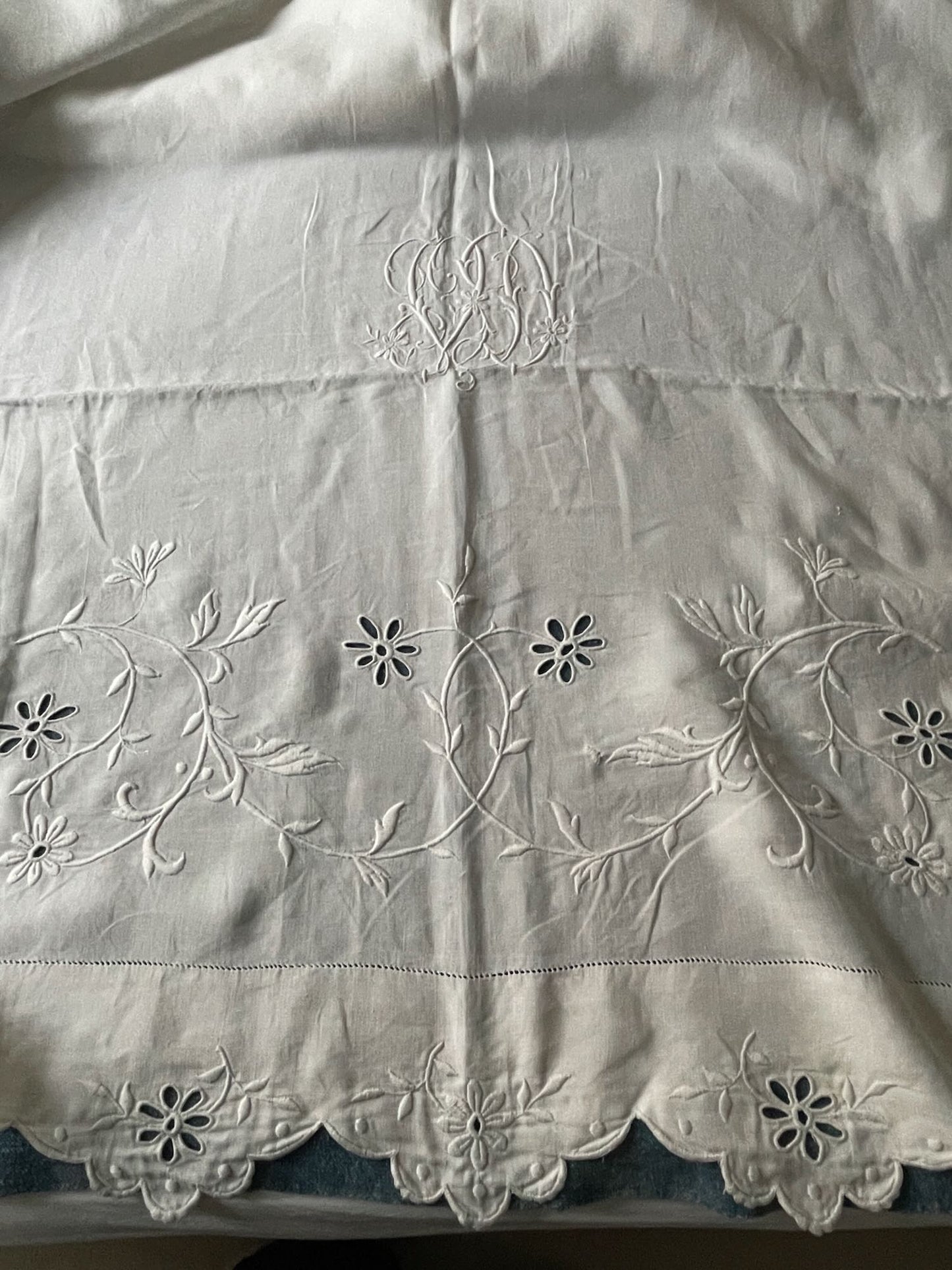 
                  
                    antique linen sheet bed single double scalloped edge monogrammed VD white large curtain 
                  
                