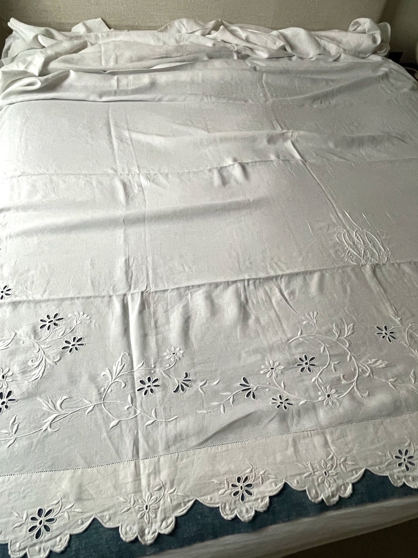 
                  
                    antique linen sheet bed single double scalloped edge monogrammed VD white large curtain 
                  
                