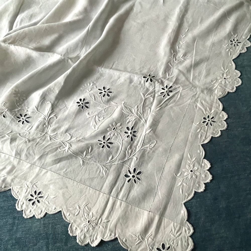 
                  
                    antique linen sheet bed single double scalloped edge monogrammed VD white large curtain 
                  
                