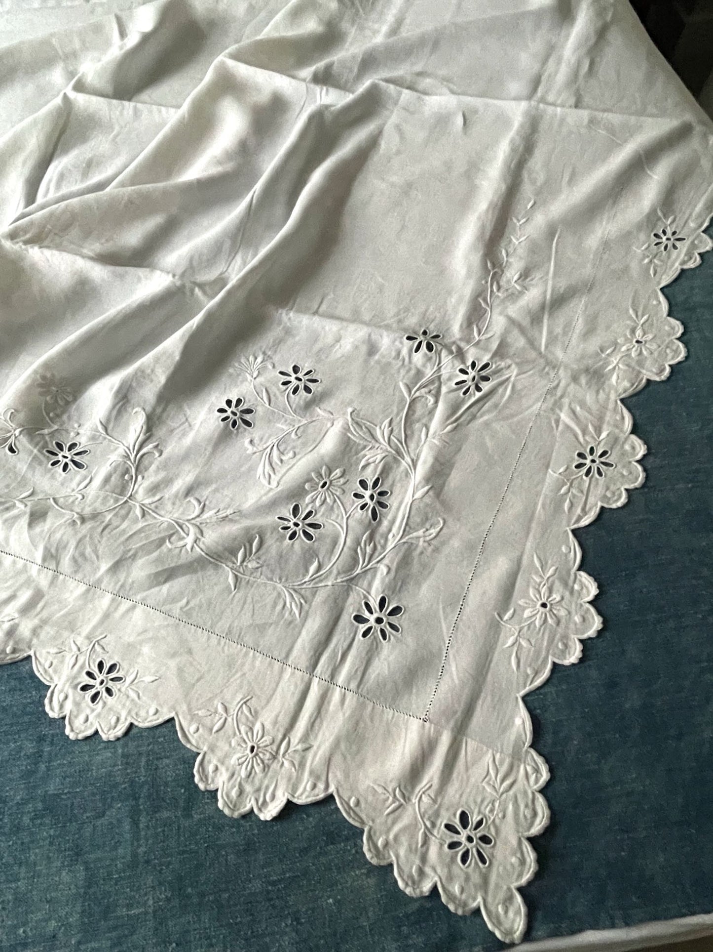 
                  
                    antique linen sheet bed single double scalloped edge monogrammed VD white large curtain 
                  
                