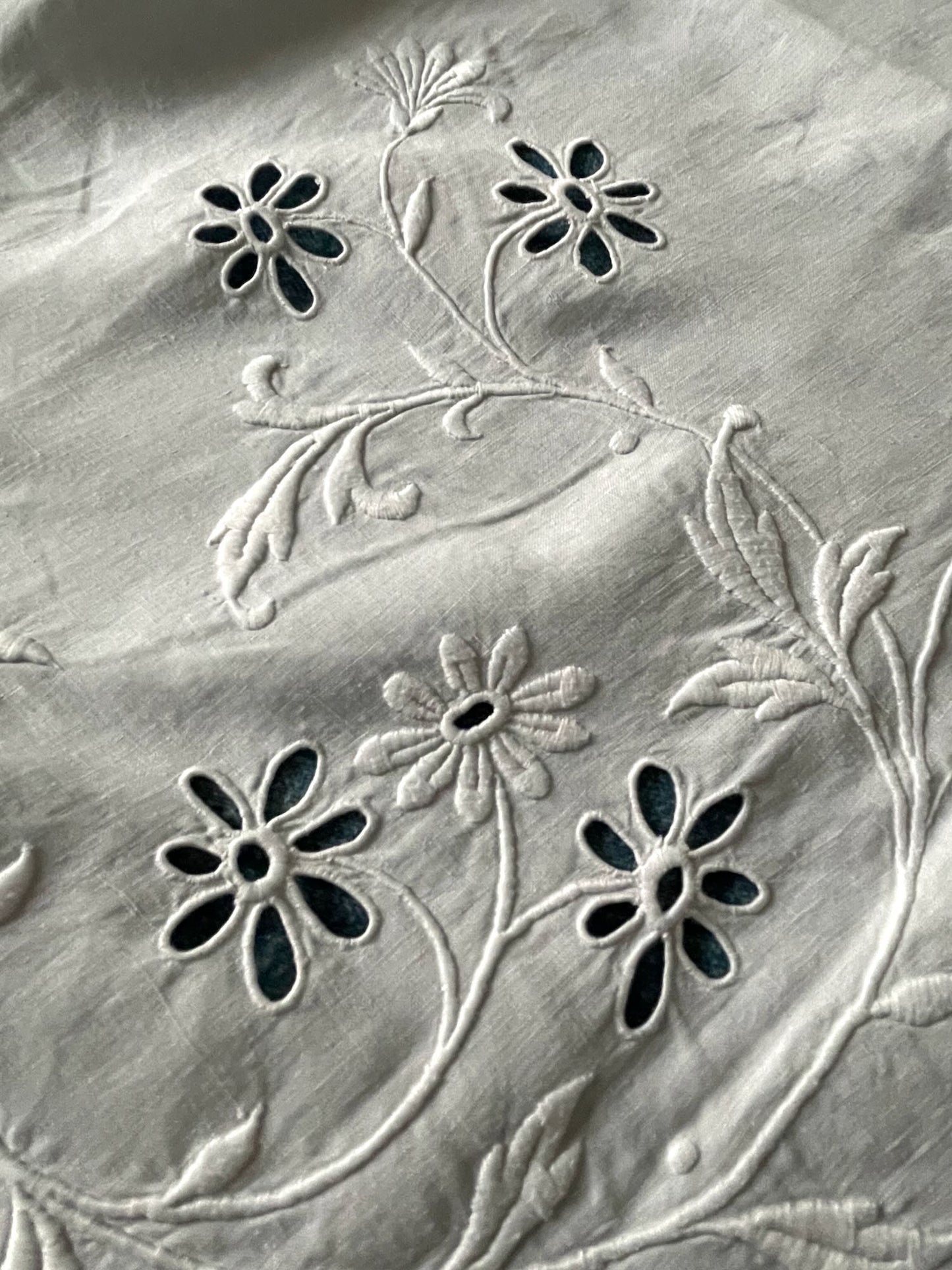 
                  
                    antique linen sheet bed single double scalloped edge monogrammed VD white large curtain 
                  
                